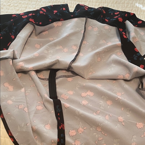 Lane Bryant Peplum Floral Black with Pinkish Red Accents Top V Neck | Size 18 - Picture 11 of 13